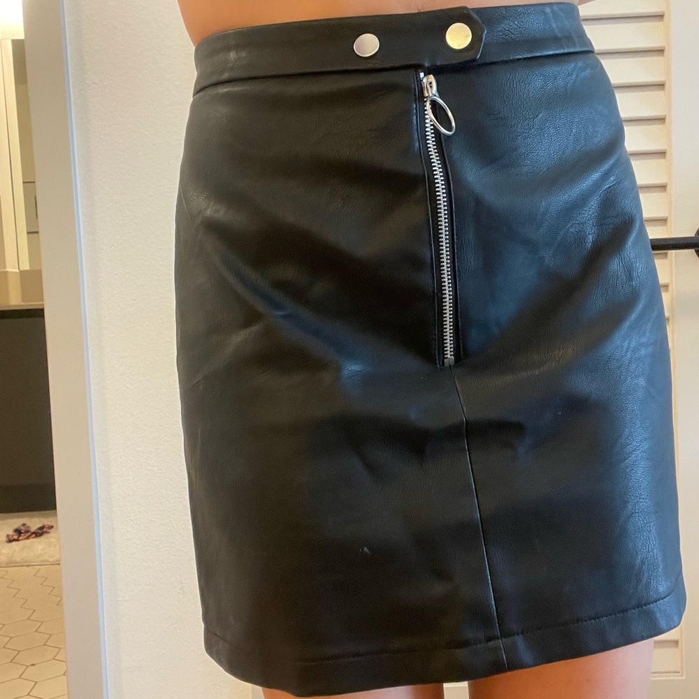 Top Shop black feaux leather miki skirt 🖤 with silver color hardware zip/button